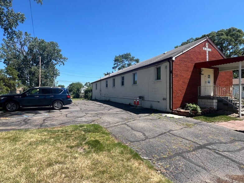 More Photos Of 2379 Emmons Ave, Warren Religious Facility For Lease