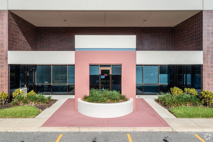 More Photos Of 7300-7356 Greenbriar Pky, Orlando Unknown For Lease