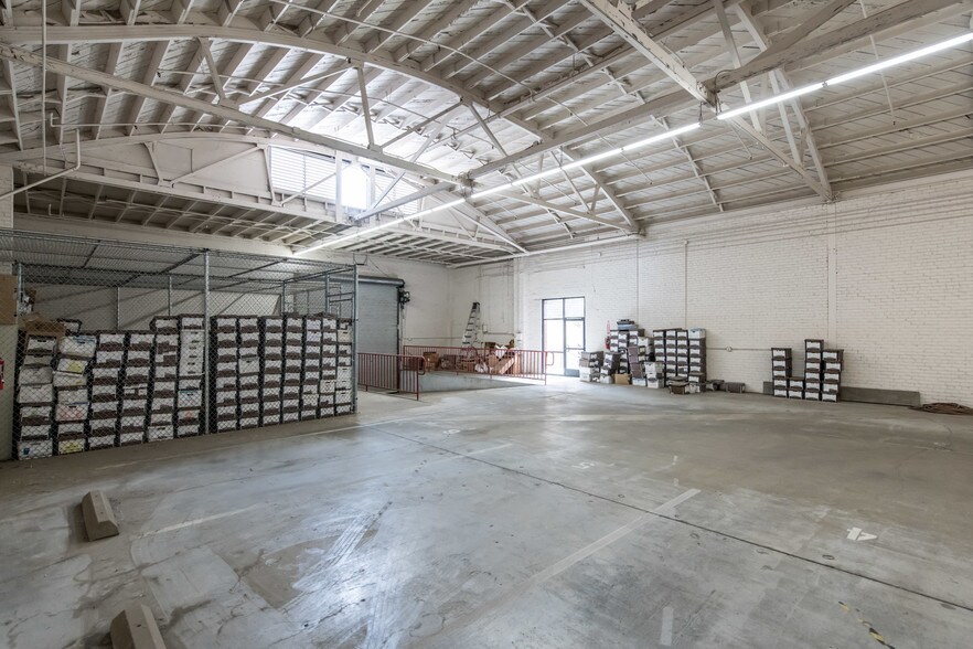 More Photos Of 907-911 Santa Fe Ave, Fresno Flex For Sale