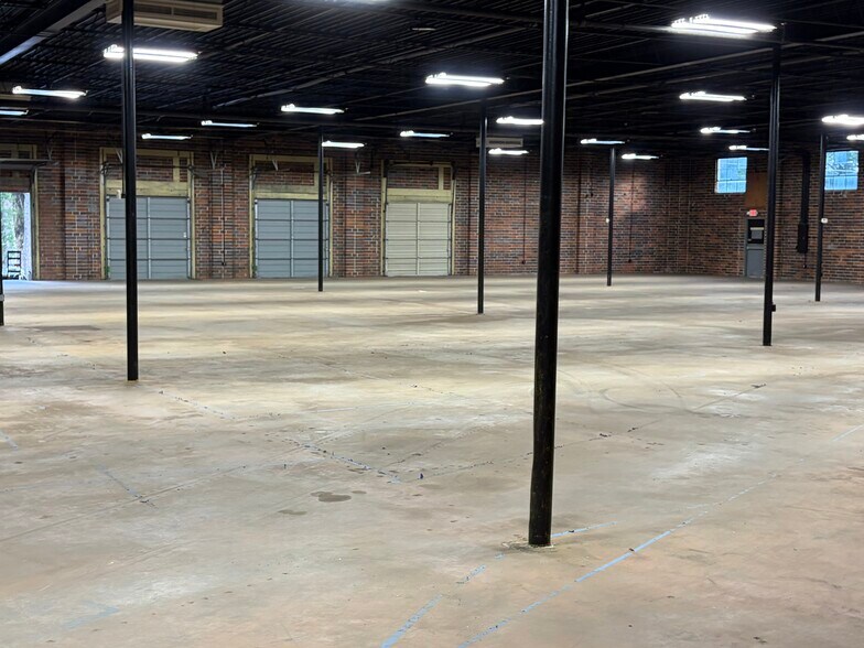 More Photos Of 5706 New Peachtree Rd, Chamblee Light Manufacturing For Sale