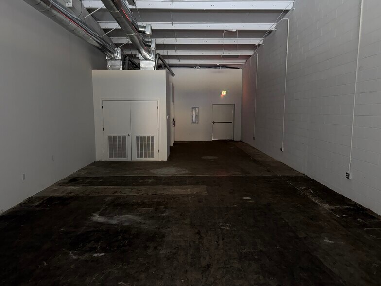 More Photos Of 602 W Bankhead St, New Albany General Retail For Lease