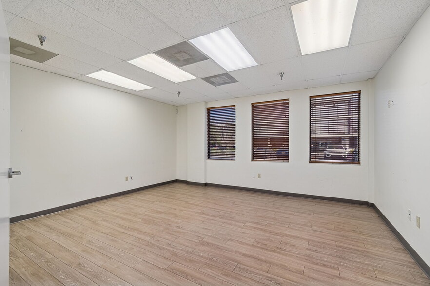 More Photos Of 4913 W Laurel St, Tampa Light Distribution For Lease