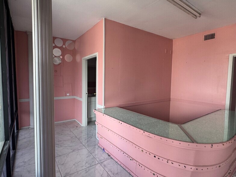 More Photos Of 1100 N 77 Expy, Brownsville Unknown For Lease