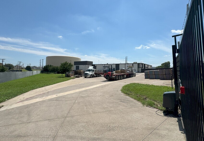 More Photos Of 13840 Denton Dr, Farmers Branch Warehouse For Lease