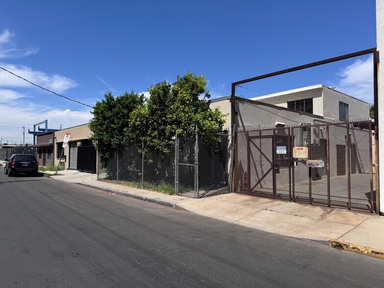Primary Photo Of 14203 Bessemer St, Van Nuys Warehouse For Sale