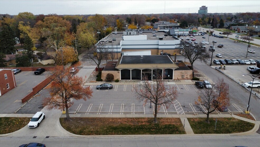 Primary Photo Of 27100 Lahser Rd, Southfield Bank For Lease