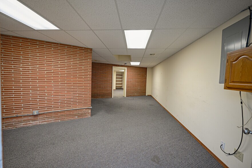 More Photos Of 802 W 8th St, Coffeyville Office For Sale
