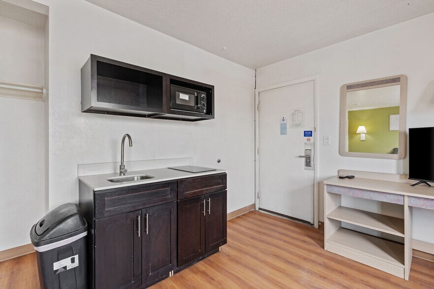 More Photos Of 261 Bear River Dr, Evanston Hotel For Sale