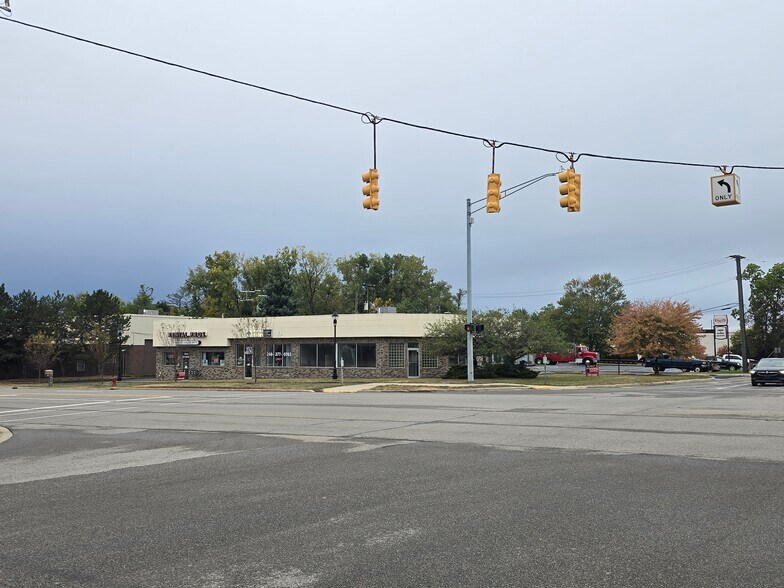More Photos Of 2250 Pontiac Rd, Auburn Hills Office For Lease