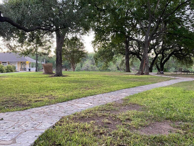 More Photos Of 205 SW Barnard St, Glen Rose Hotel For Sale