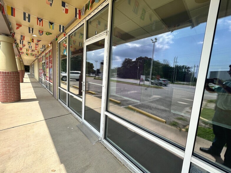 More Photos Of 6103 Tippin Ave, Pensacola General Retail For Lease