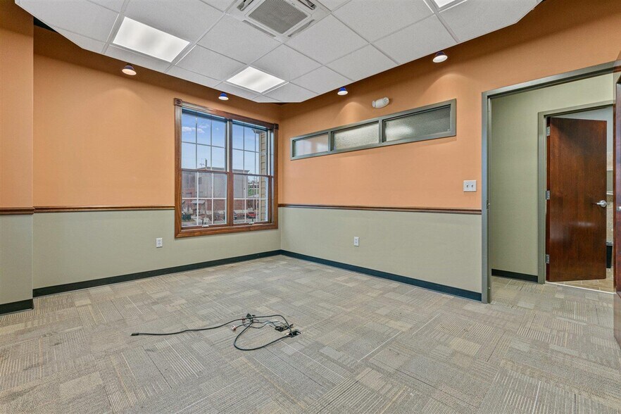 More Photos Of 728 College St, Bowling Green Office For Sale
