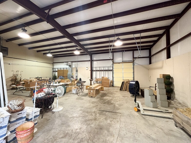 More Photos Of 1008 W Farmer St, Ozark Warehouse For Lease