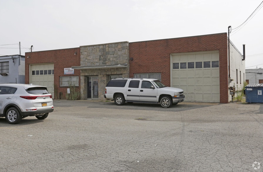 Primary Photo Of 11 Sarah Dr, Farmingdale Warehouse For Lease