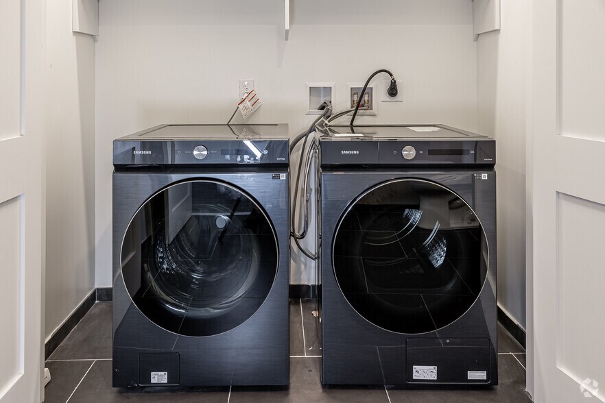 More Photos Of 920-924 Farmington Ave, West Hartford Apartments For Lease