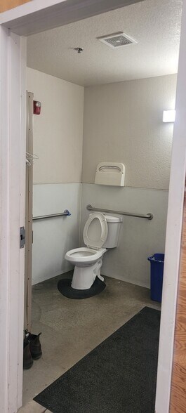 More Photos Of 33 S University St, Healdsburg Warehouse For Sale