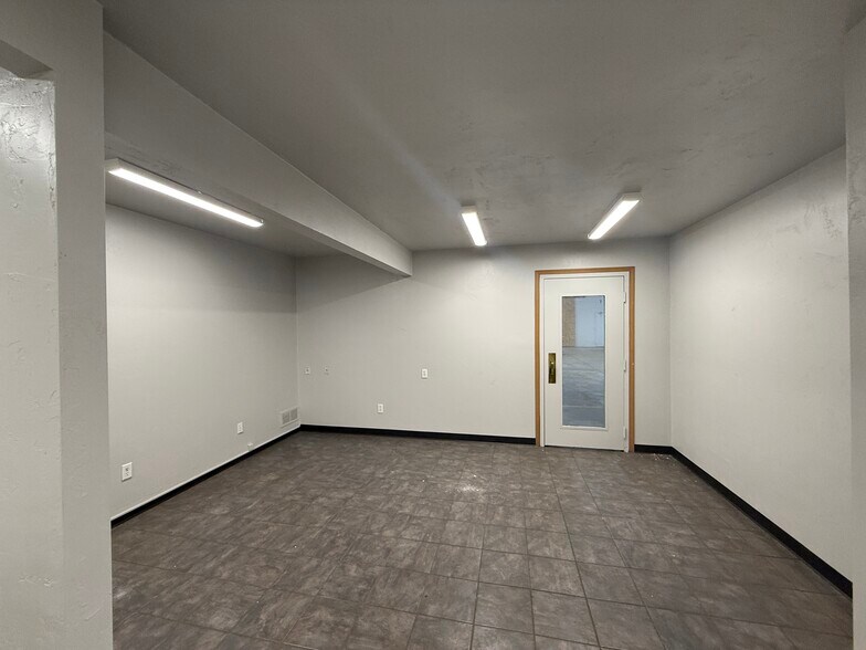 More Photos Of 2927 N Roemer Rd, Appleton Manufacturing For Lease