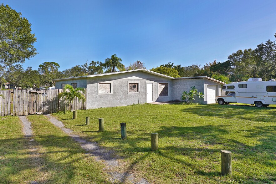 More Photos Of 420 S Plumosa St, Merritt Island General Retail For Sale