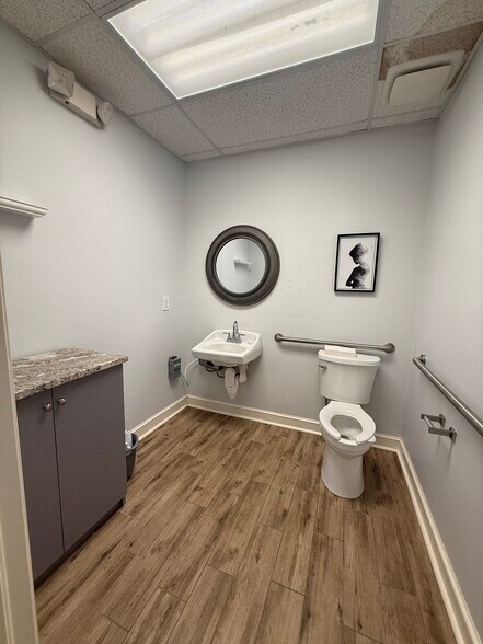 More Photos Of 28089 Vanderbilt Dr, Bonita Springs Office For Sale