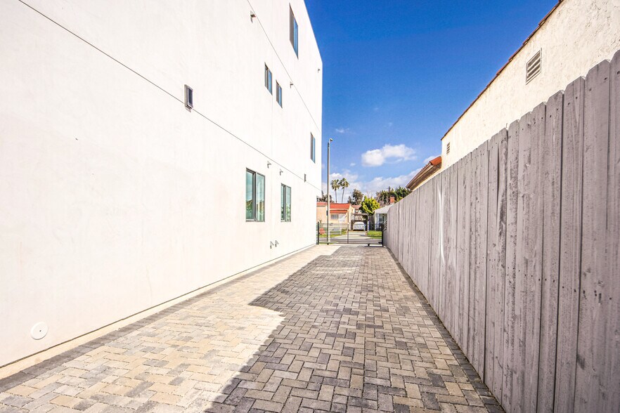 More Photos Of 1923 Carmona Ave, Los Angeles Multifamily For Sale