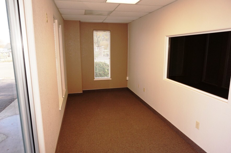 More Photos Of 538 S 5th Ave, Oakdale Light Distribution For Sale