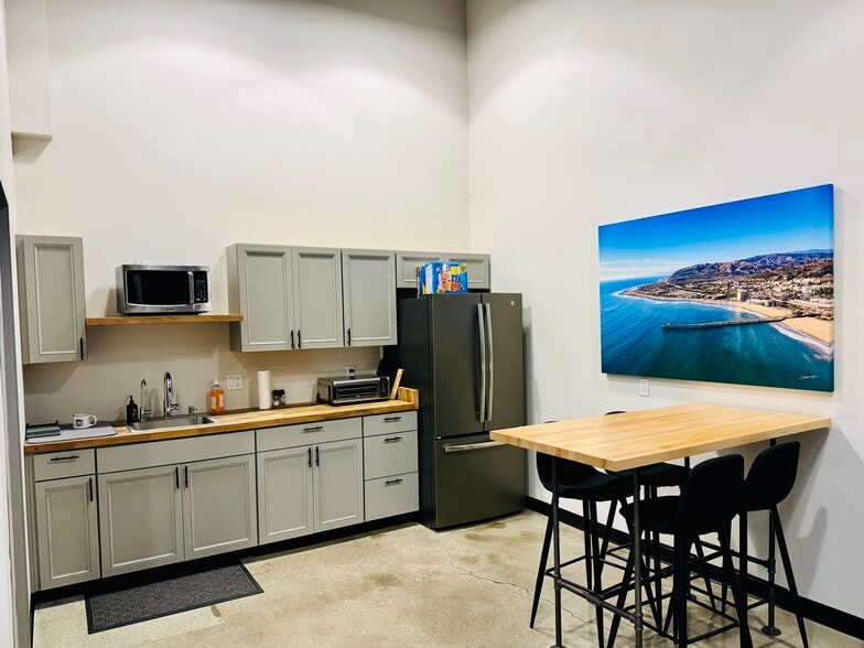 More Photos Of 2368 Eastman Ave, Ventura Distribution For Sale