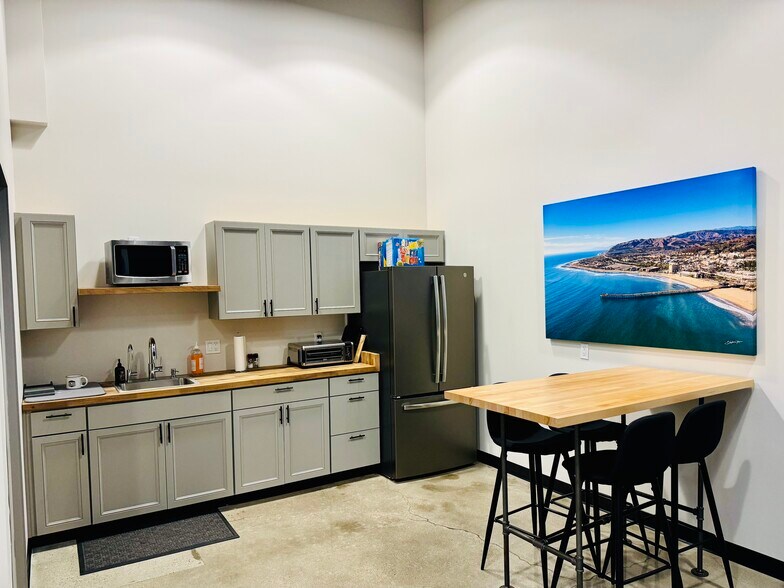 More Photos Of 2368 Eastman Ave, Ventura Distribution For Sale