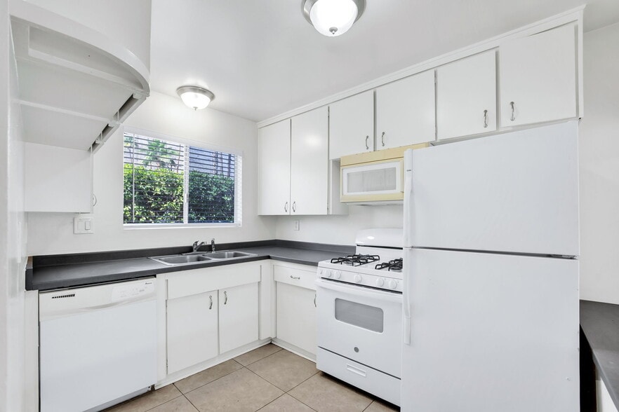 More Photos Of 495 Twin Palms Dr, Palm Springs Apartments For Sale