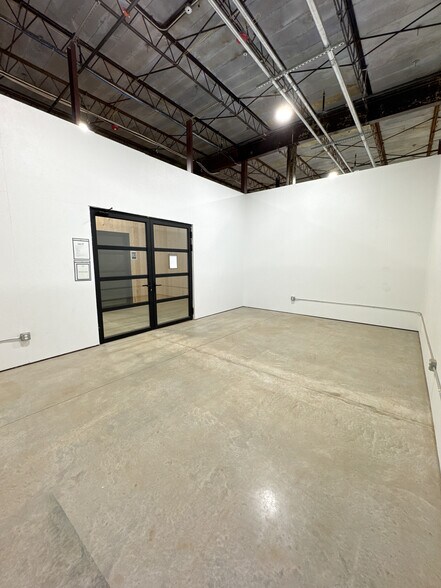 More Photos Of 600 S 1st St, Rogers Warehouse For Lease