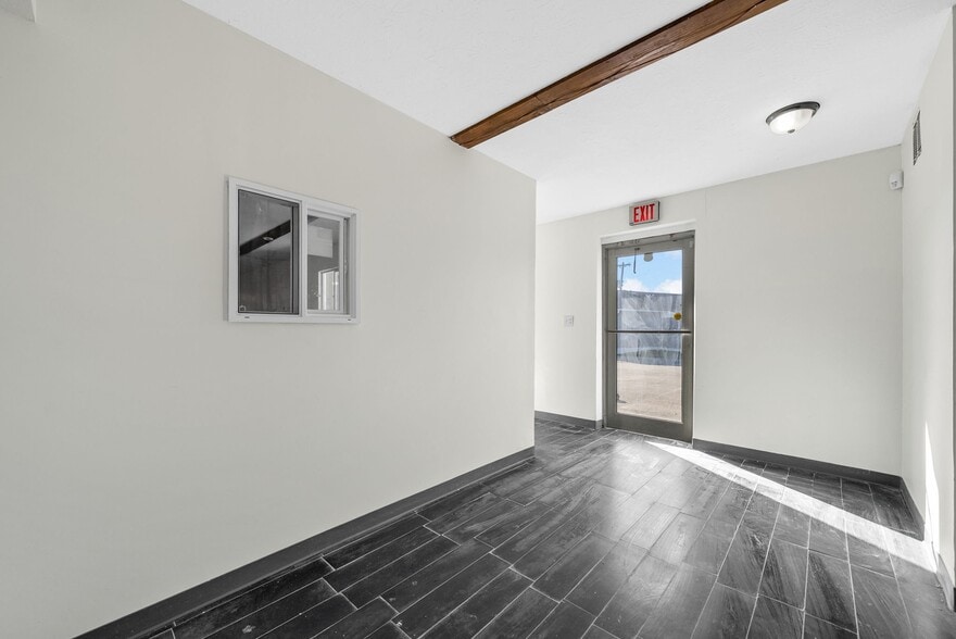 More Photos Of 124 10th St, Clarksville Flex For Sale