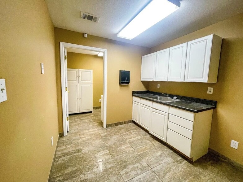 More Photos Of 415 Old Highway 90 W, Vidor Showroom For Lease