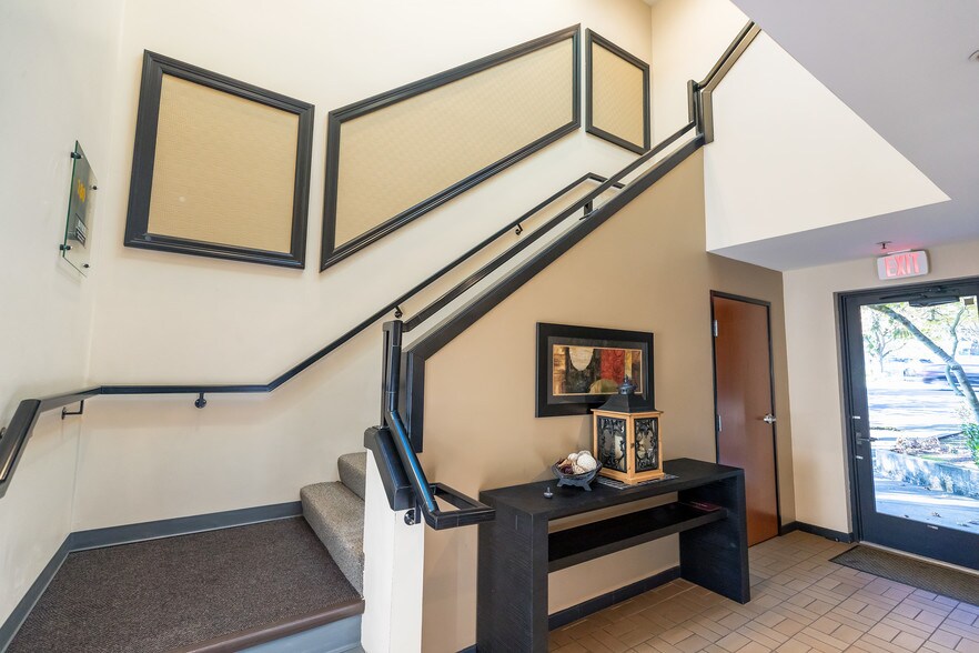 More Photos Of 16016 Lower Boones Ferry Rd, Lake Oswego Office For Lease