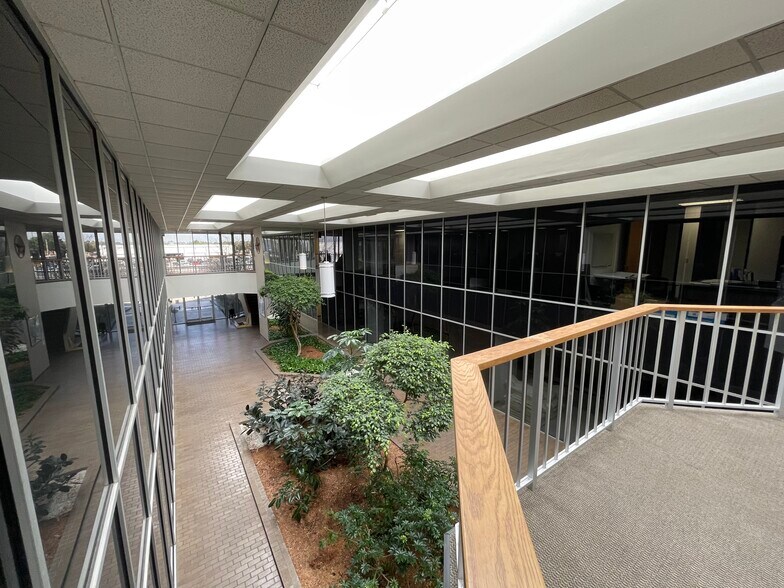 More Photos Of 211 Highland Cross Dr, Houston Office For Sale