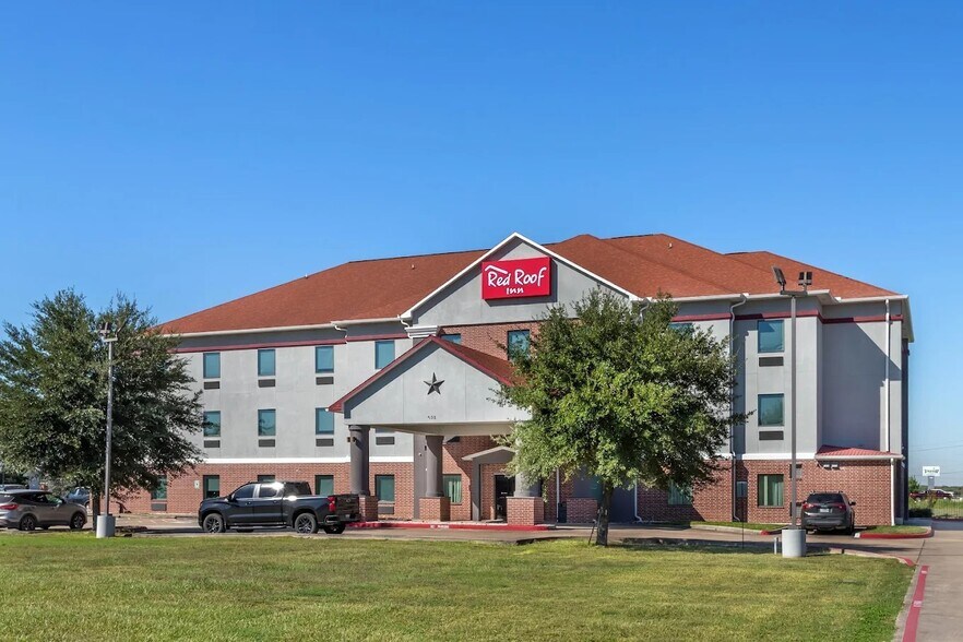 More Photos Of 702 Highway 146 S, La Porte Hotel For Sale
