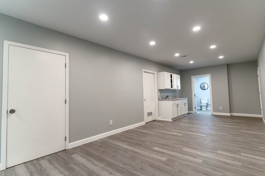 More Photos Of 415 S Kansas Ave, Olathe Warehouse For Lease