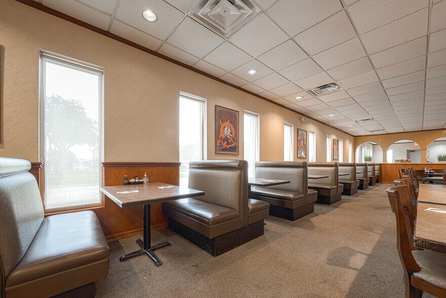 More Photos Of 1127 Marina Bay Dr, Kemah Restaurant For Sale