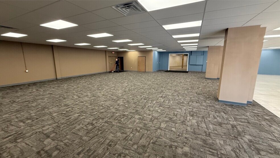 More Photos Of 1103 S Cliff Ave, Sioux Falls General Retail For Lease