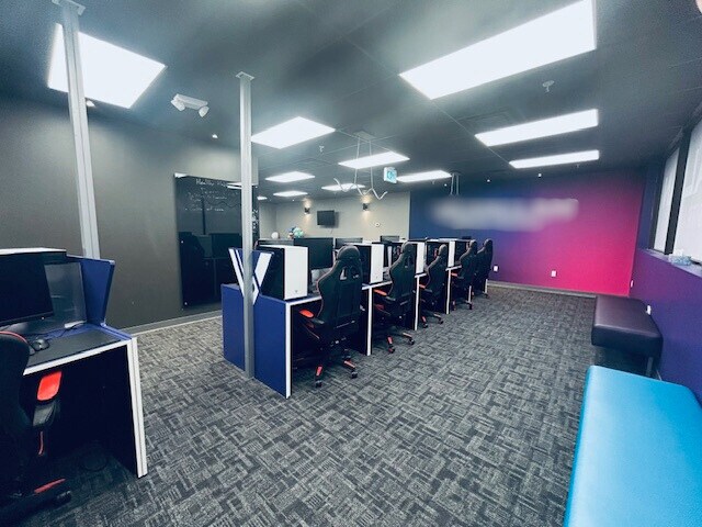 More Photos Of 114 Dundas St E, Whitby Storefront Retail Office For Lease