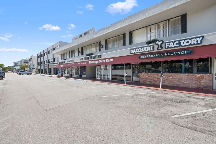 More Photos Of 2731-2739 E Oakland Park Blvd, Fort Lauderdale Storefront Retail Office For Lease