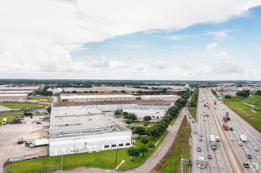 More Photos Of 8207 North Loop E, Houston Distribution For Lease