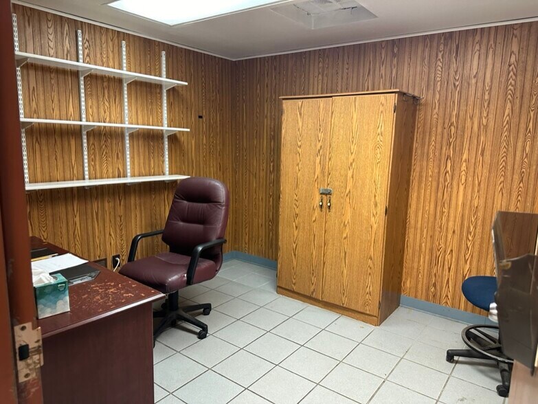 More Photos Of 802 Hickory St, Mahomet Warehouse For Lease