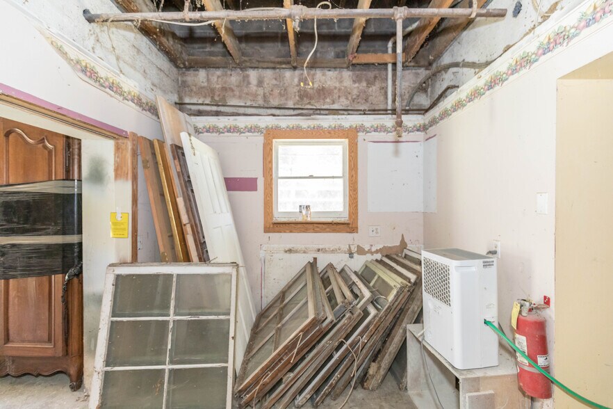 More Photos Of 1340 W Main St, Wytheville Loft Creative Space For Sale