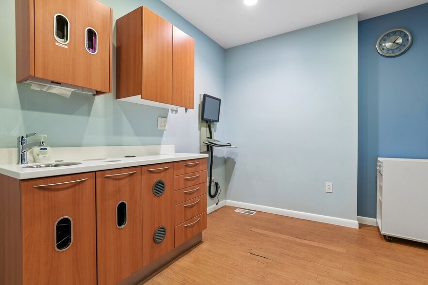 More Photos Of 65 Sachem St, Norwich Medical For Sale