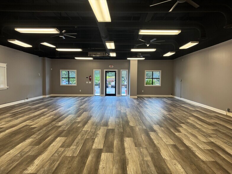 More Photos Of 53 Persimmon St, Bluffton Showroom For Sale