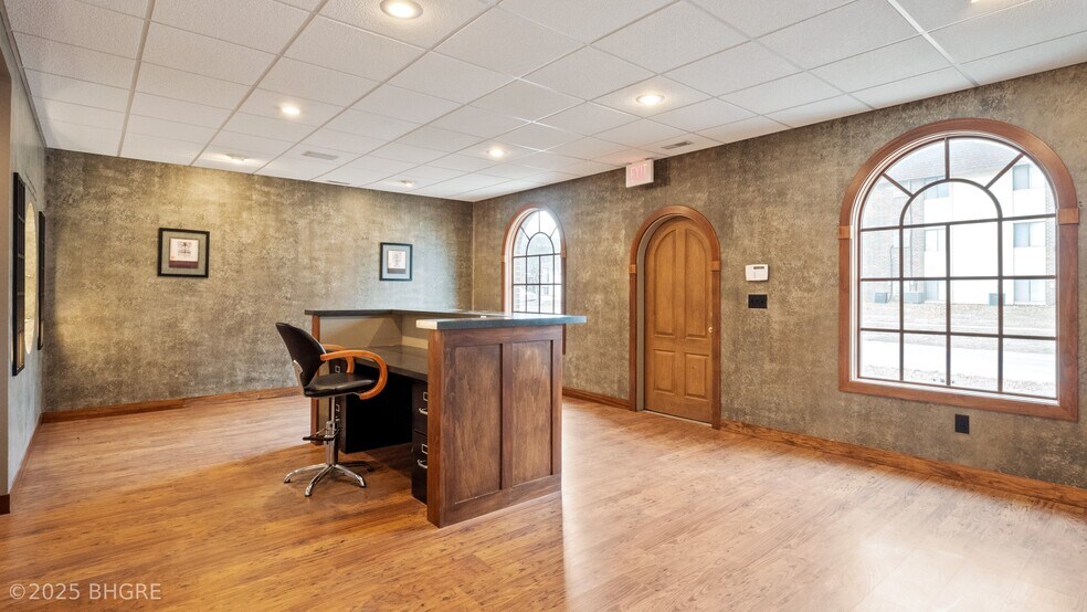 More Photos Of 202 S 9th St, Indianola Storefront For Sale