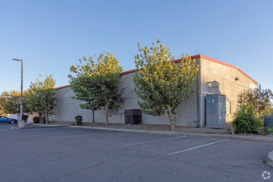 More Photos Of 1525 W 14th St, Merced Showroom For Lease