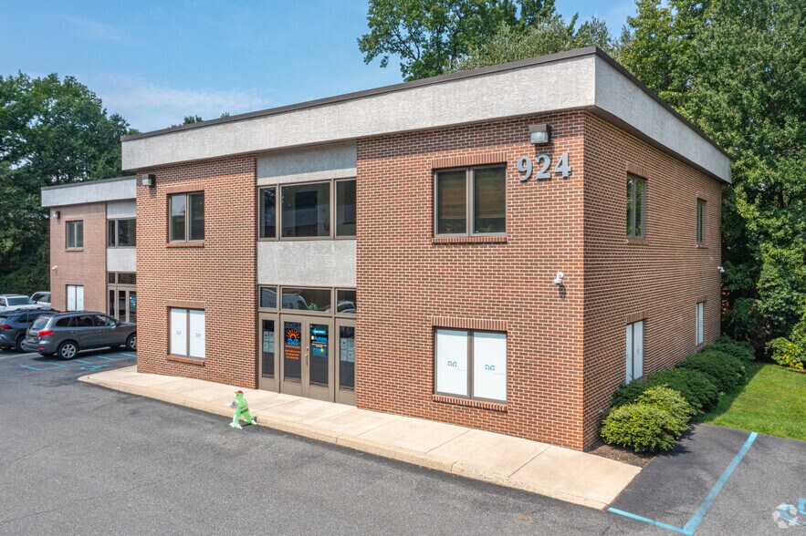 More Photos Of 924 Old Harmony Rd, Newark Office For Sale