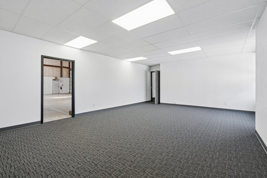 More Photos Of 7925 N Wilshire Ct, Oklahoma City Manufacturing For Sale
