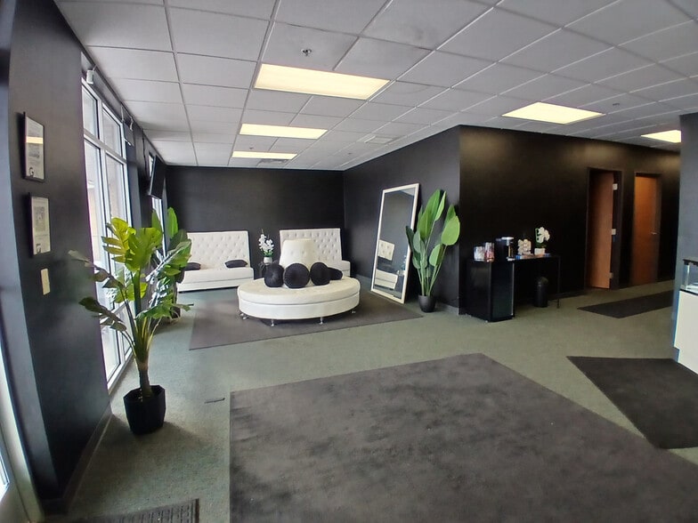 More Photos Of 819 Schelfhout Ln, Kimberly Storefront Retail Office For Lease