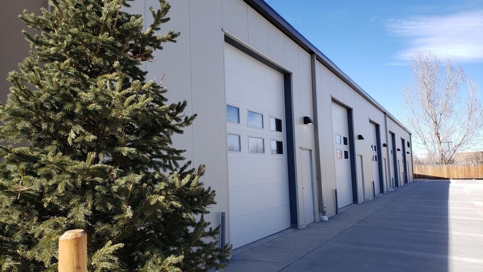 More Photos Of 2019-2043 E 11th St, Loveland Showroom For Lease